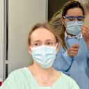 La doctora Silvia Alejandra Gélvez, urgencióloga, fue la primera vacunada contra la covid-19 en Bogotá el 18 de febrero de 2021. Foto: Alexandra Ruiz