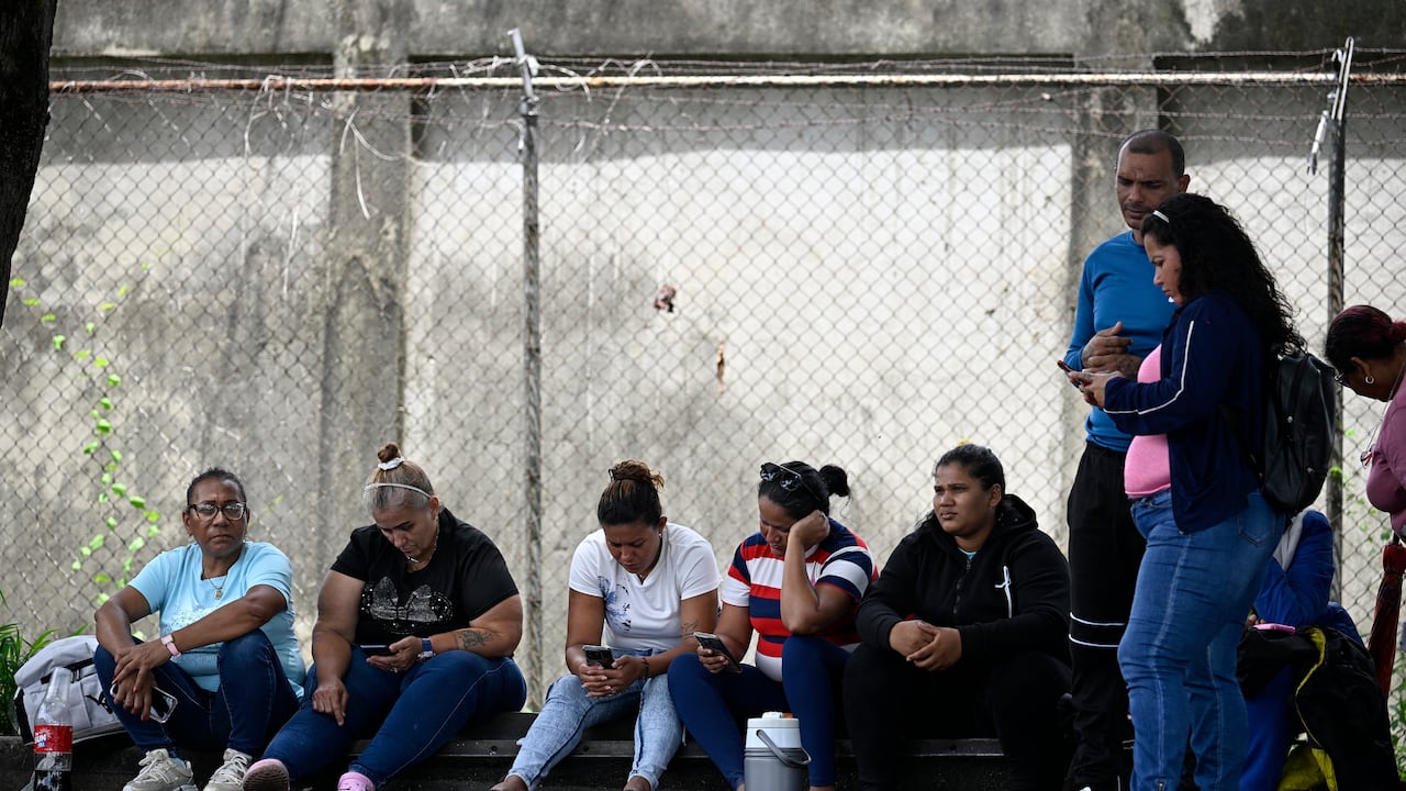 Más de 100 mujeres detenidas fueron trasladadas de una prisión en Venezuela luego de que cientos de reclusas tomaran el control del centro penitenciario, denunciando "torturas" por parte de las autoridades penitenciarias.