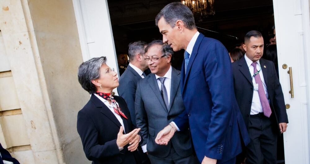 La alcaldesa de Bogotá, Claudia López; el presidente de Colombia, Gustavo Petro; y el presidente de España, Pedro Sánchez, en la Casa de Nariño.