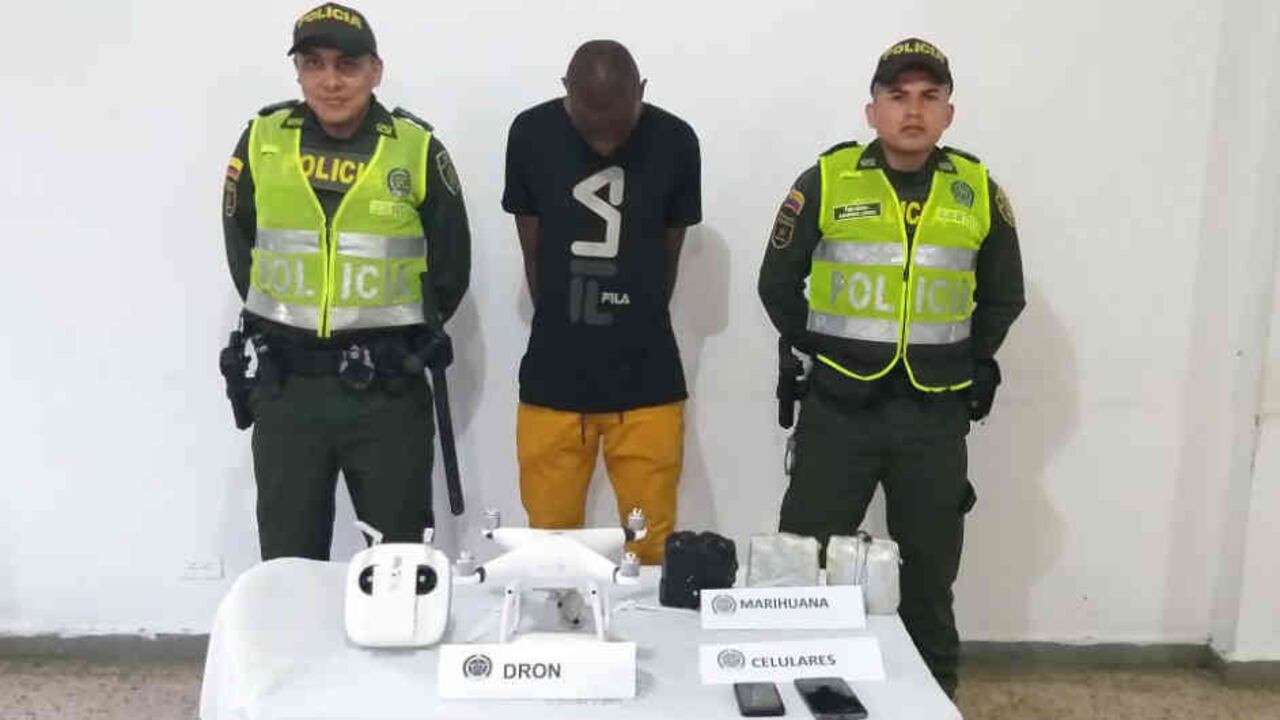 Dentro del costal, el hombre llevaba un drone con su control remoto