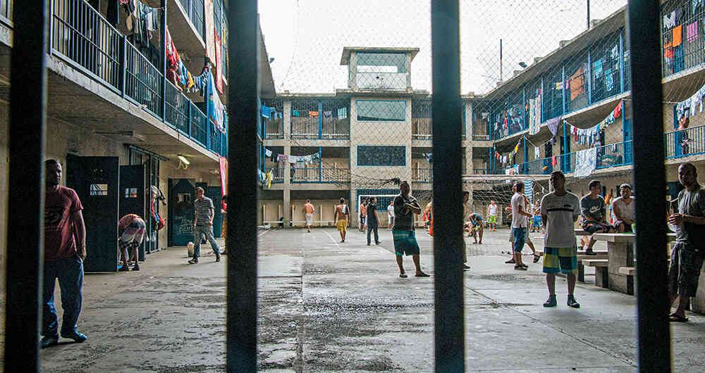 La Corte Constitucional, en su sentencia T-282, ordenó acabar con la tortura en todas las prisiones de Colombia.