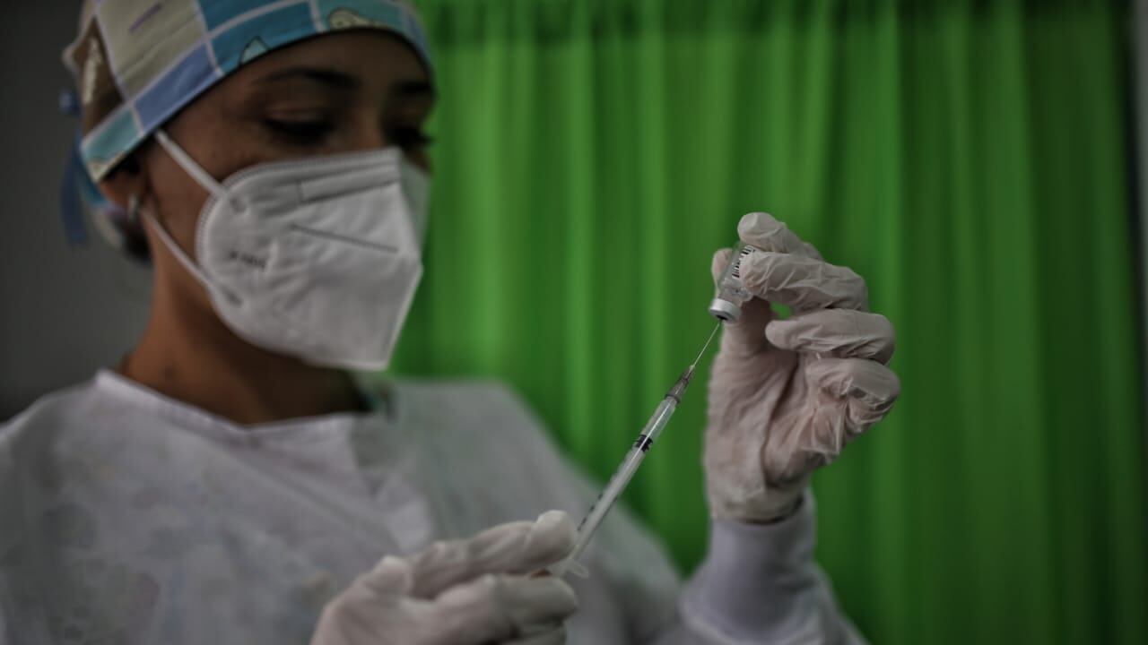 Enfermera con la vacuna covid19 pfizer