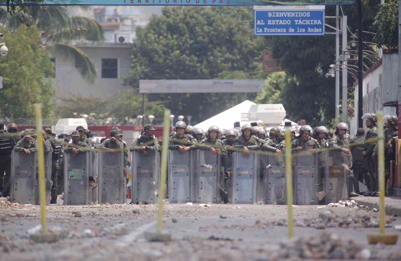 Aunque han retrocedido y tienen una postura menos hostil, los militares venezolanos mantienen la orden de bloquear el paso.