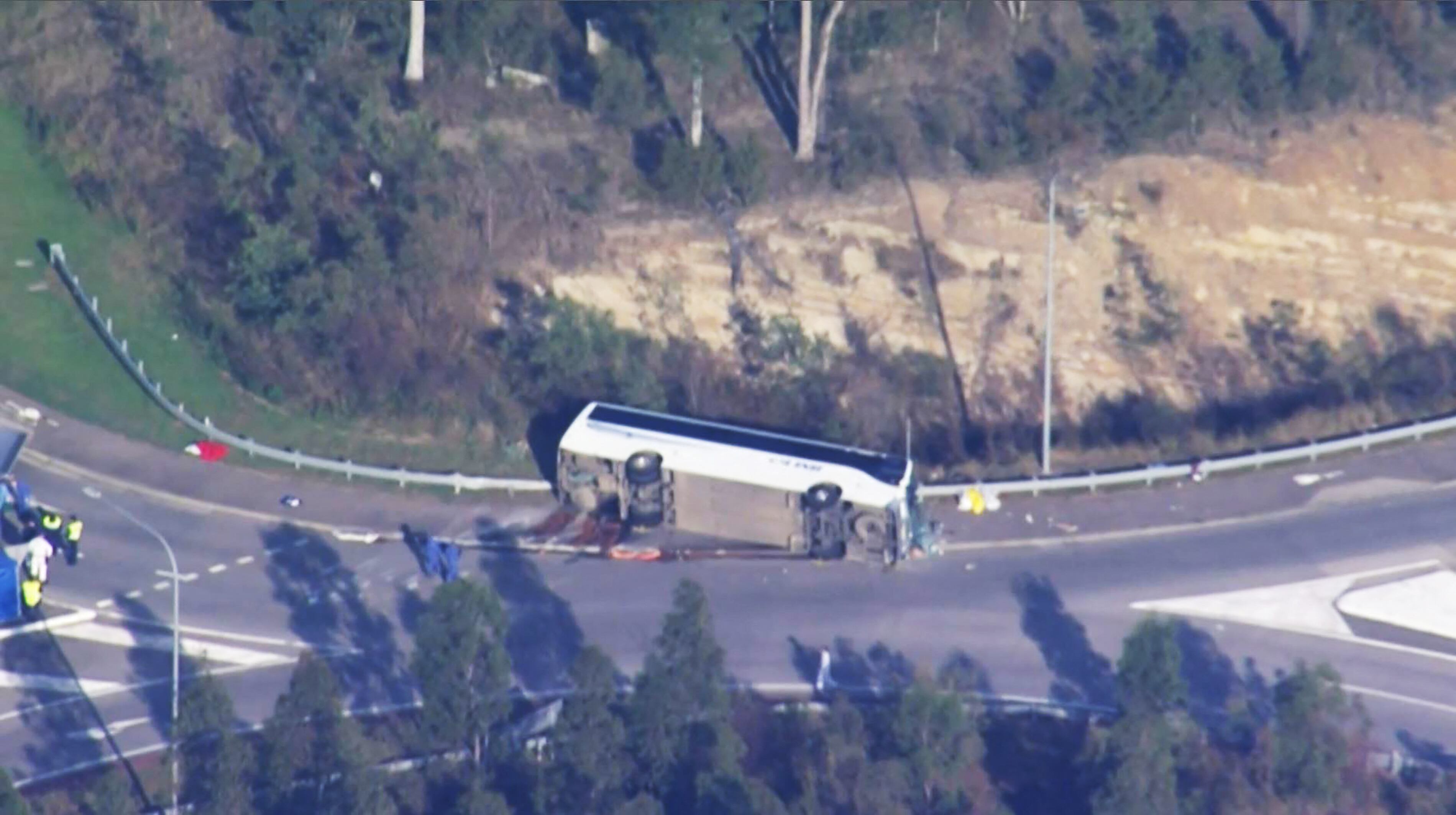 Esta captura de fotograma tomada de un video proporcionado por Australian Broadcast Corporation (ABC) el 12 de junio de 2023 a través de AFPTV muestra el lugar de un accidente de autobús, donde murieron 10 personas de una fiesta de bodas, en Cessnock, en la región vinícola australiana de Hunter al norte de Sídney. Un accidente de autobús de la fiesta de bodas mató a 10 personas en la región vinícola de Hunter en Australia, al norte de Sydney, dijo la policía el 12 de junio, anunciando el arresto del conductor de 58 años. (Foto de STRINGER / varias fuentes / AFP) / Australia OUT / RESTRINGIDO A USO EDITORIAL - CRÉDITO OBLIGATORIO "AFP PHOTO / ABC" - SIN MARKETING - SIN CAMPAÑAS PUBLICITARIAS - DISTRIBUIDO COMO SERVICIO A LOS CLIENTES