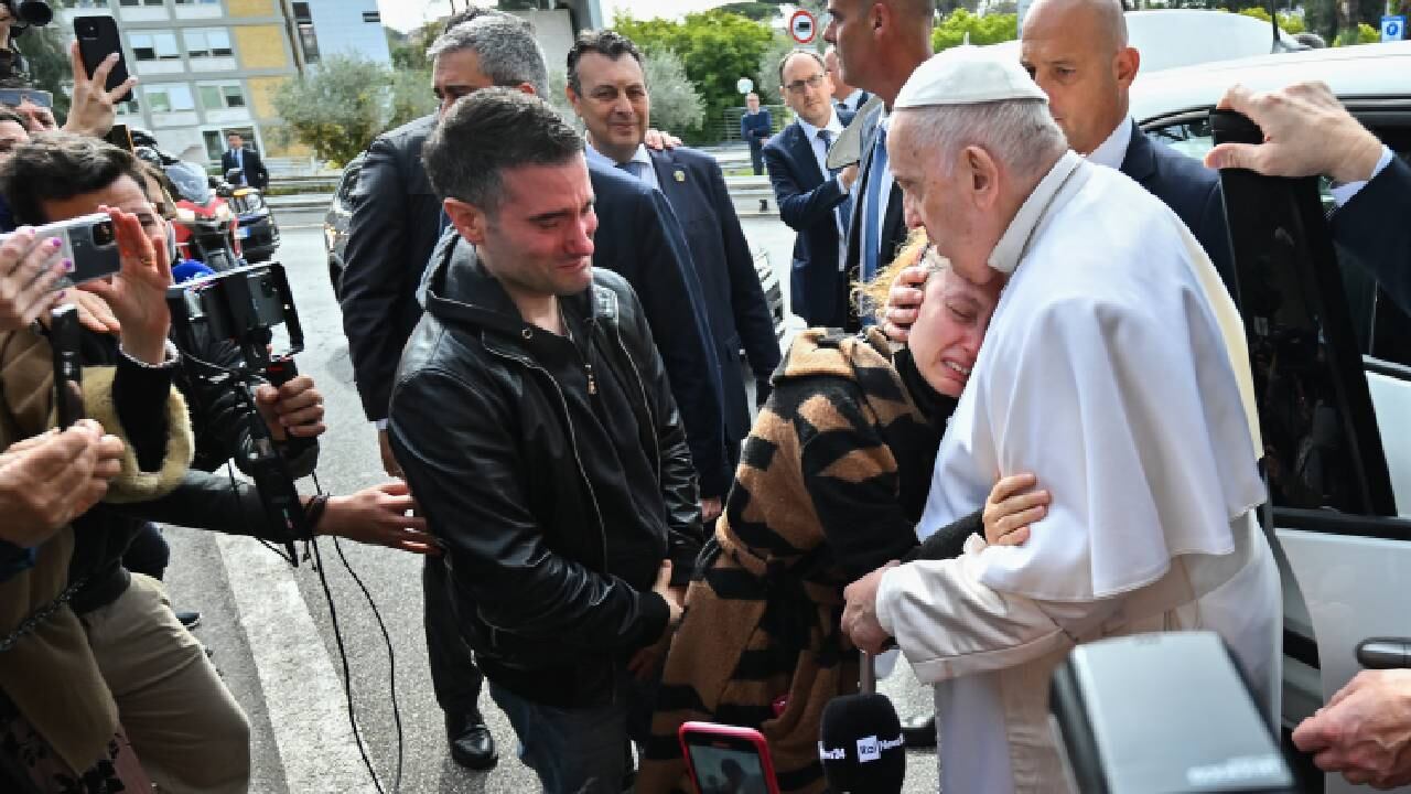 El Papa Francisco abraza a Serena Subania mientras reacciona su esposo Matteo Rugghia, una pareja que perdió a su hijo de cinco años.