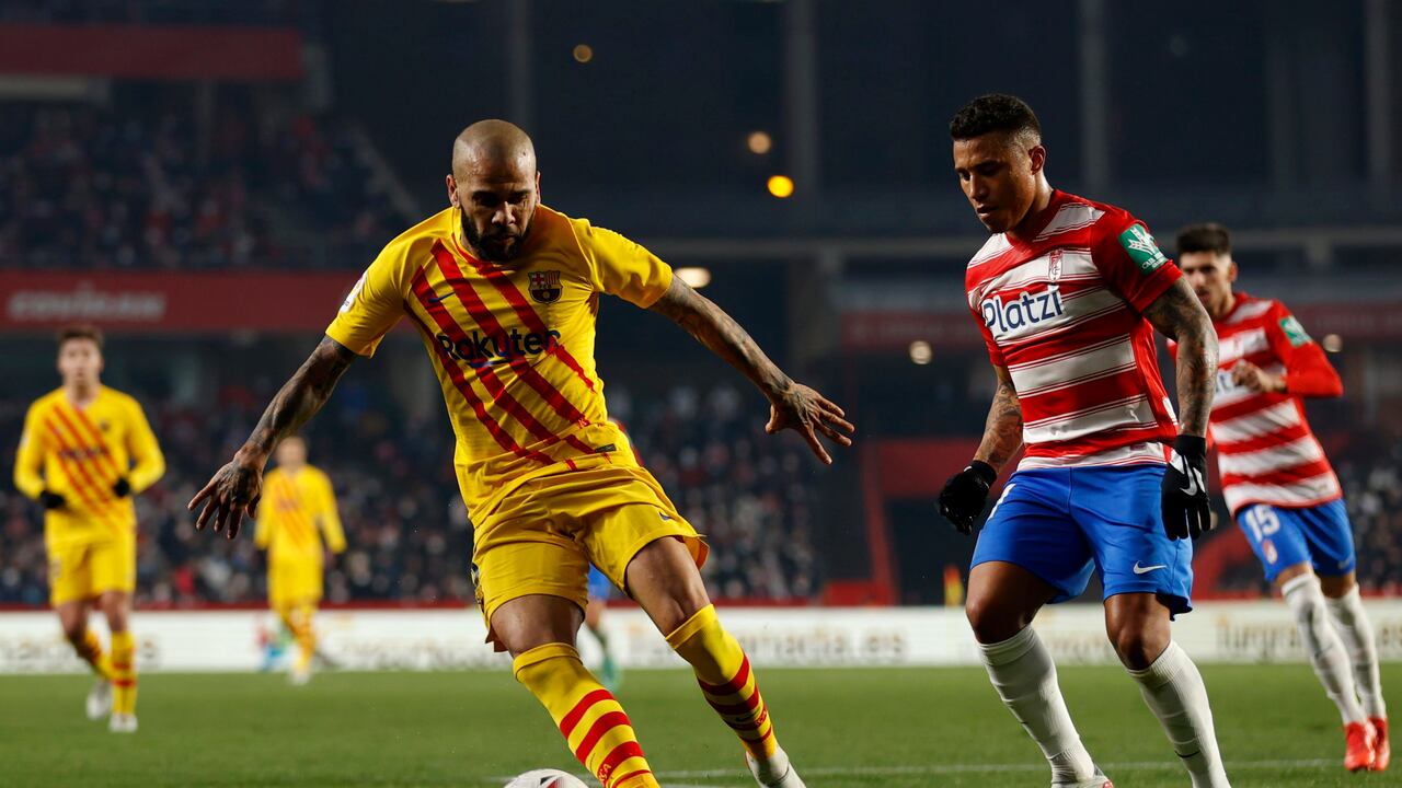 Dani Alves del Barcelona va por el balón durante el partido de La Liga española contra el Granada, el sábado 8 de enero de 2022, en Granada, España. (AP Foto/Fermin Rodriguez)