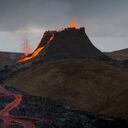 La lava fluye de la erupción de un volcán en la península de Reykjanes en el suroeste de Islandia. Foto: AP / Marco Di Marco.