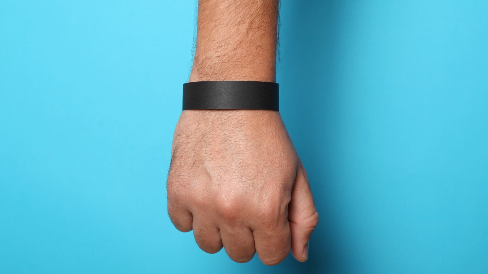 El misterio de la pulsera negra en la mano derecha.