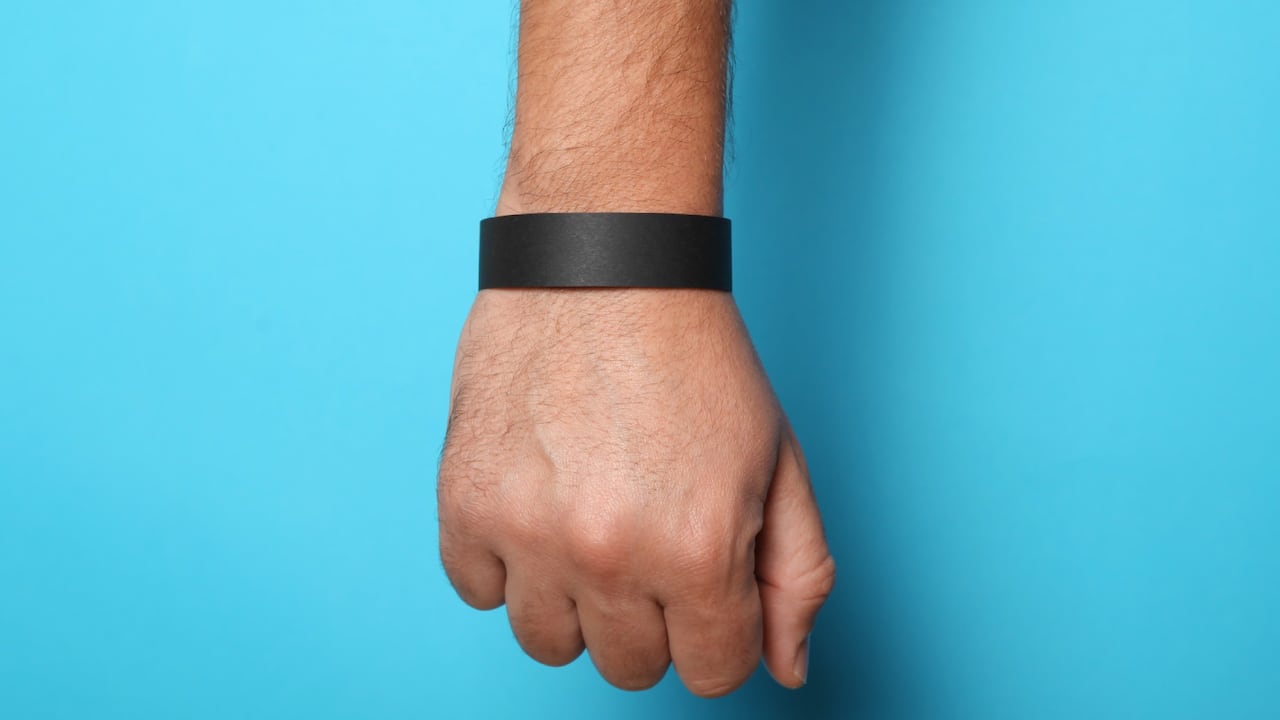 El misterio de la pulsera negra en la mano derecha.