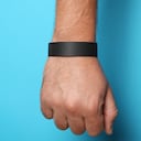 El misterio de la pulsera negra en la mano derecha.