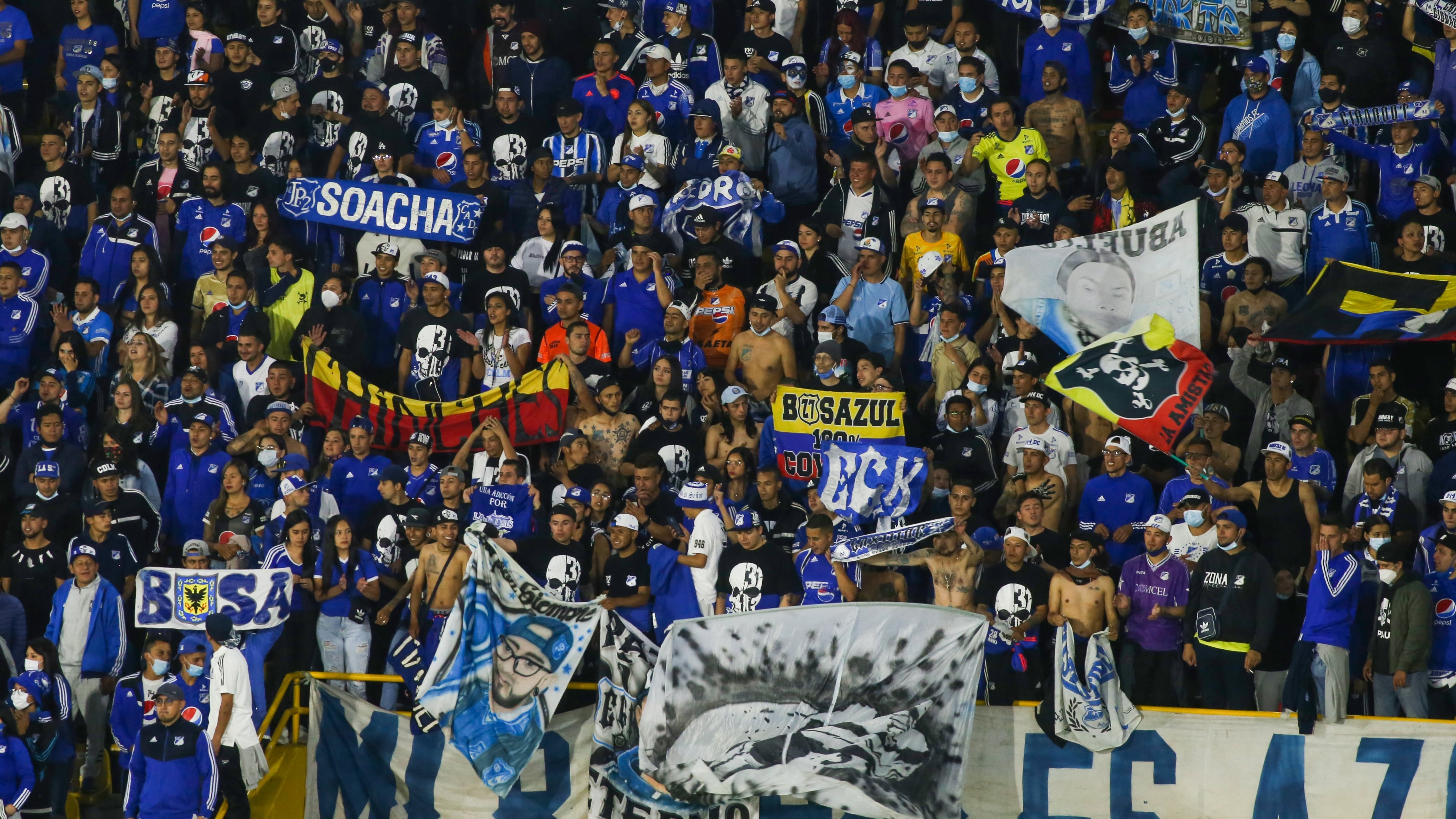 Hinchas de Millonarios en el Estadio El Campín de Bogotá