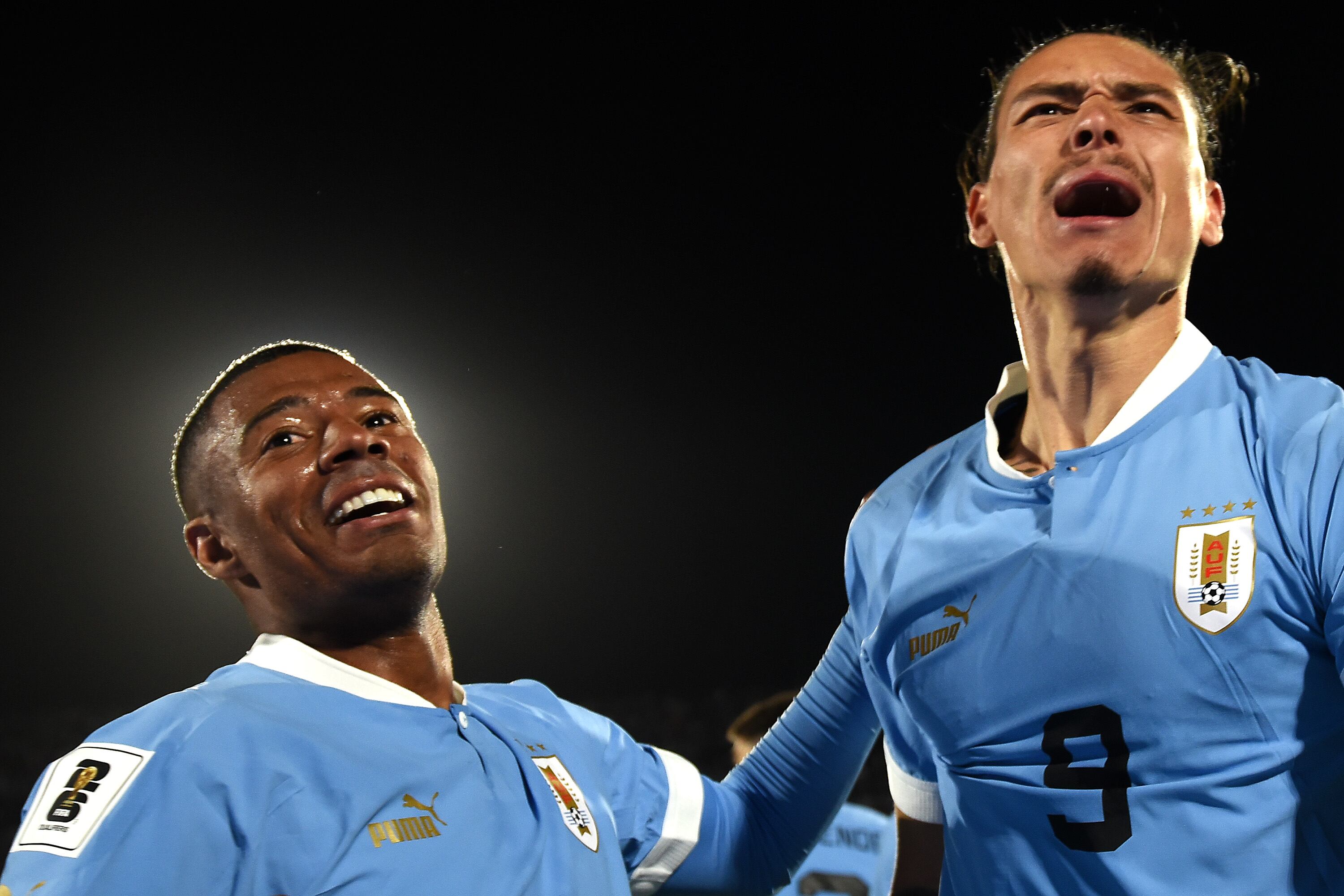 Nicolás de la Cruz de Uruguay celebra con su compañero Darwin Nuñez después de anotar el segundo gol del equipo durante el partido de Clasificación para la Copa Mundial de la FIFA 2026 entre Uruguay y Brasil en el Estadio Centenario el 17 de octubre de 2023 en Montevideo, Uruguay.