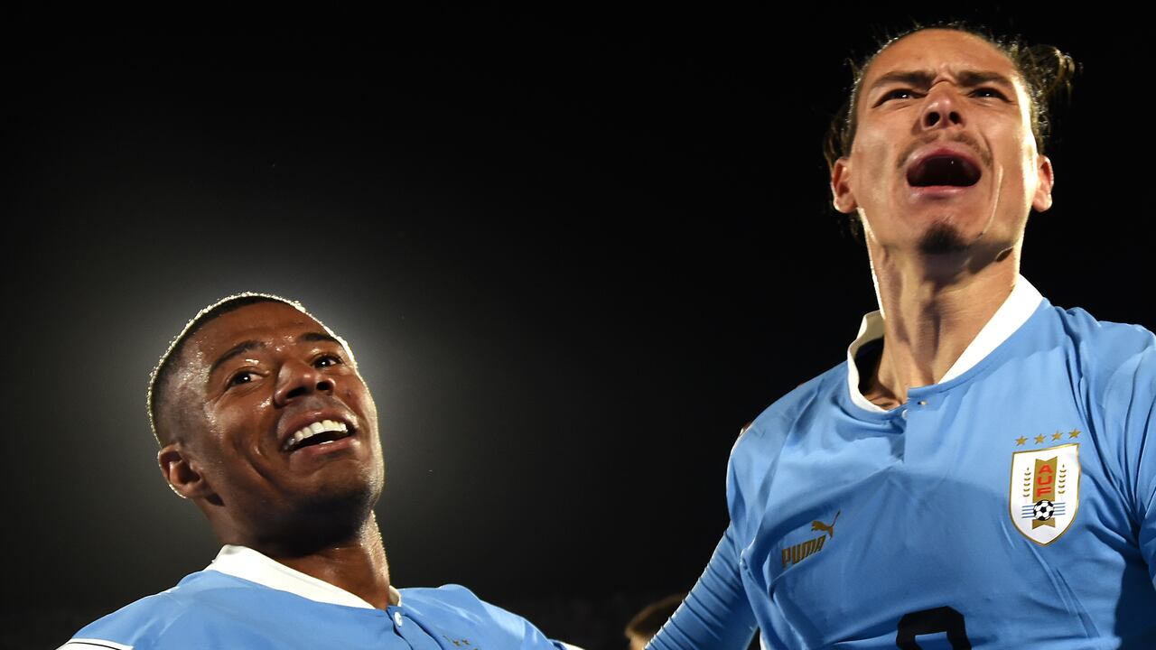 Nicolás de la Cruz de Uruguay celebra con su compañero Darwin Nuñez después de anotar el segundo gol del equipo durante el partido de Clasificación para la Copa Mundial de la FIFA 2026 entre Uruguay y Brasil en el Estadio Centenario el 17 de octubre de 2023 en Montevideo, Uruguay.