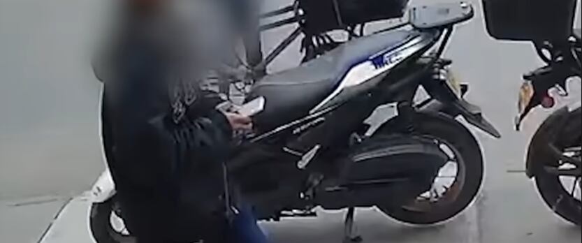 El momento en que el señalado sicario manipula un celular, en inmediaciones del lugar donde le disparó al precandidato presidencial Miguel Uribe Turbay, en Bogotá