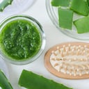 La sábila o aloe vera tiene nutrientes que favorecen la salud del cabello.