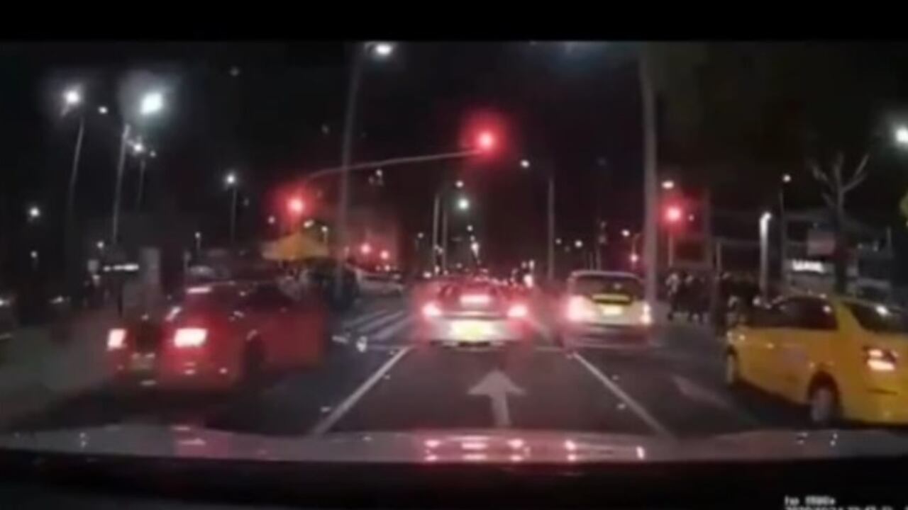 Video: Conductor de vehículo de alta gama en Bogotá atropella a un motociclista y huye del lugar