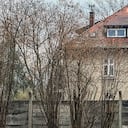 La casa original en la que vivió Rudolf Höss, a escasos pasos del campo de concentración de Auschwitz, en Polonia.