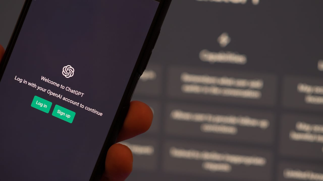 En 2025, más de 190 millones de personas usan ChatGPT. Los jóvenes la usan para desahogarse, buscando una escucha inmediata y sin juicios.