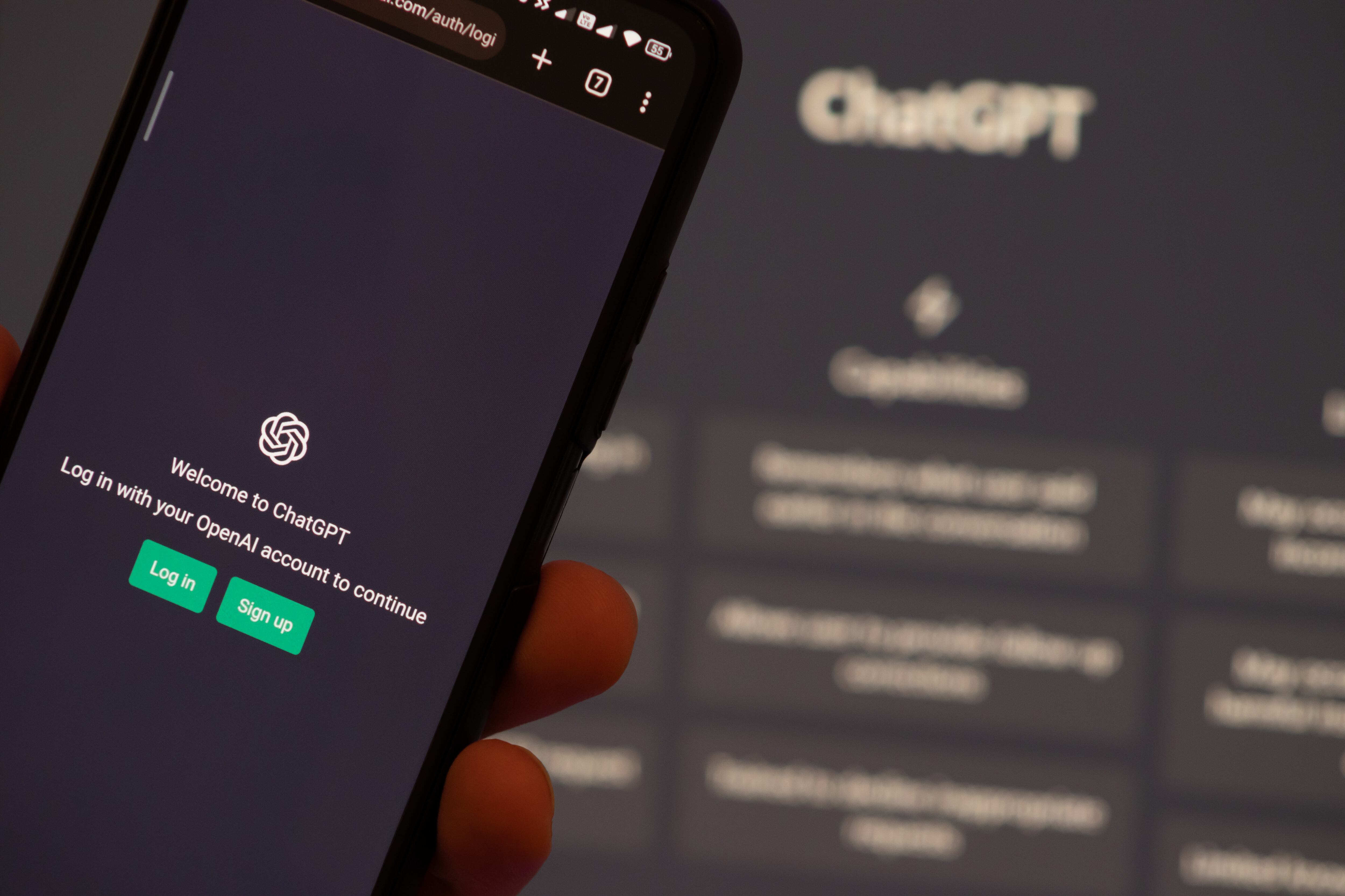 En 2025, más de 190 millones de personas usan ChatGPT. Los jóvenes la usan para desahogarse, buscando una escucha inmediata y sin juicios.