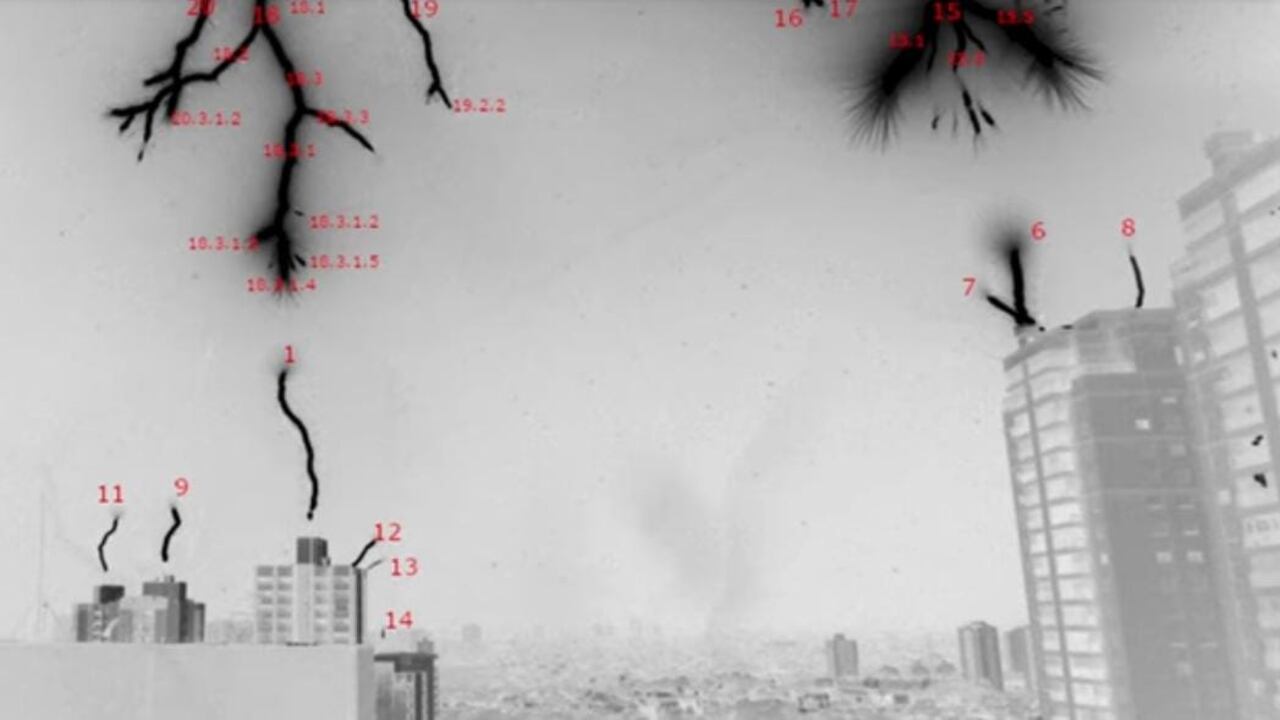Investigadores captaron sorprendentes imágenes de un rayo que detalla las conexiones con los pararayos. Foto: captura video de Youtube de Diego Rhamon.