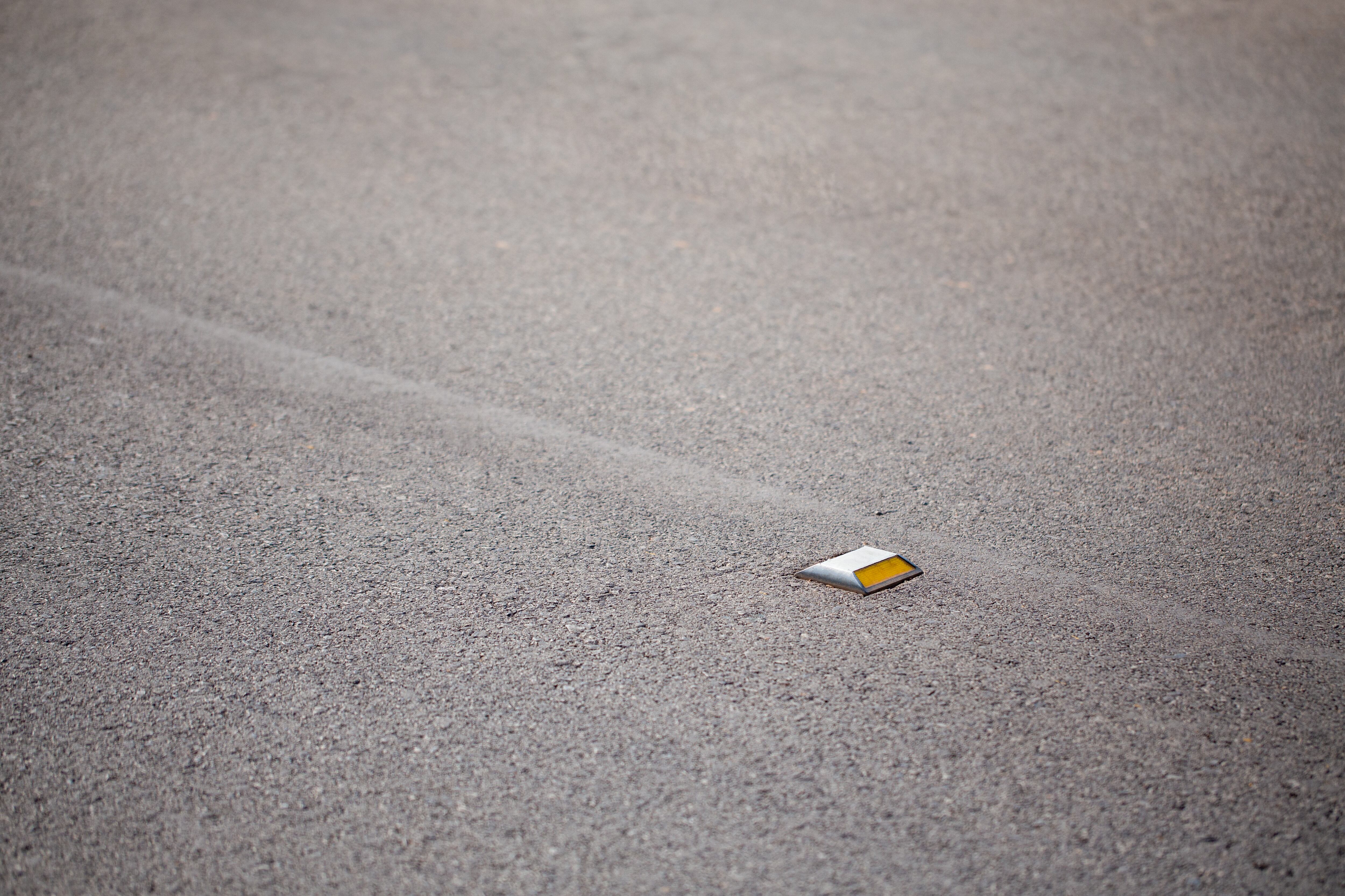 Los 'ojos de gato' sirven para guiar al conductor en la noche o en condiciones climáticas adversas.