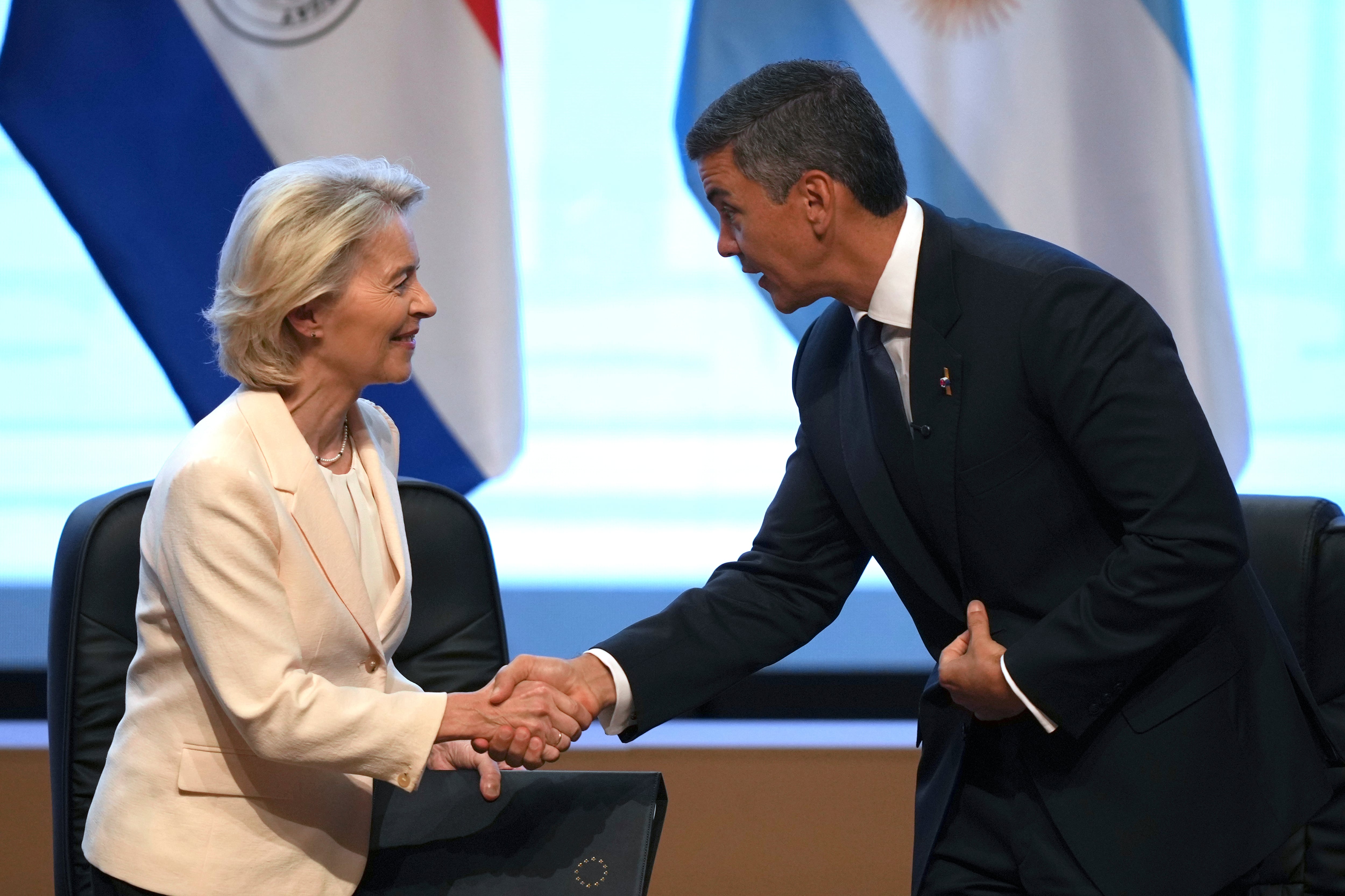 La presidenta de la Comisión Europea, Ursula von der Leyen, a la izquierda, estrecha la mano del presidente de Paraguay, Santiago Peña, durante una reunión para firmar un acuerdo de libre comercio entre la Unión Europea y el Mercosur, en Asunción, Paraguay.