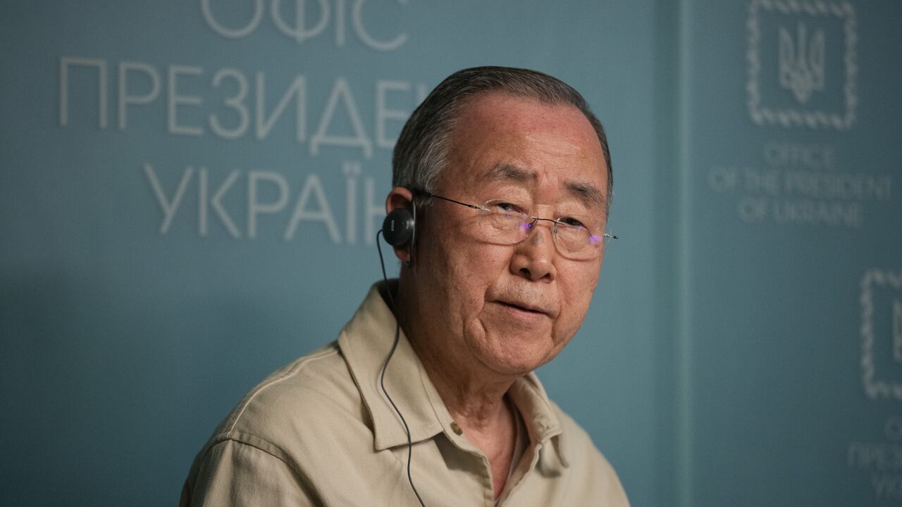KIEV, UCRANIA - 16 DE AGOSTO: El exsecretario general de la ONU, Ban Ki-moon, es visto durante una conferencia de prensa conjunta con el jefe de la oficina del presidente de Ucrania, Andrii Yermak, y el expresidente de Colombia, Juan Manuel Santos, el 16 de agosto de 2022 en Kiev. , Ucrania. Ban Ki-moon visitó Kiev con el ex presidente de Colombia, Juan Manuel Santos, como miembro de un grupo independiente de altos líderes mundiales conocido como The Elders.
