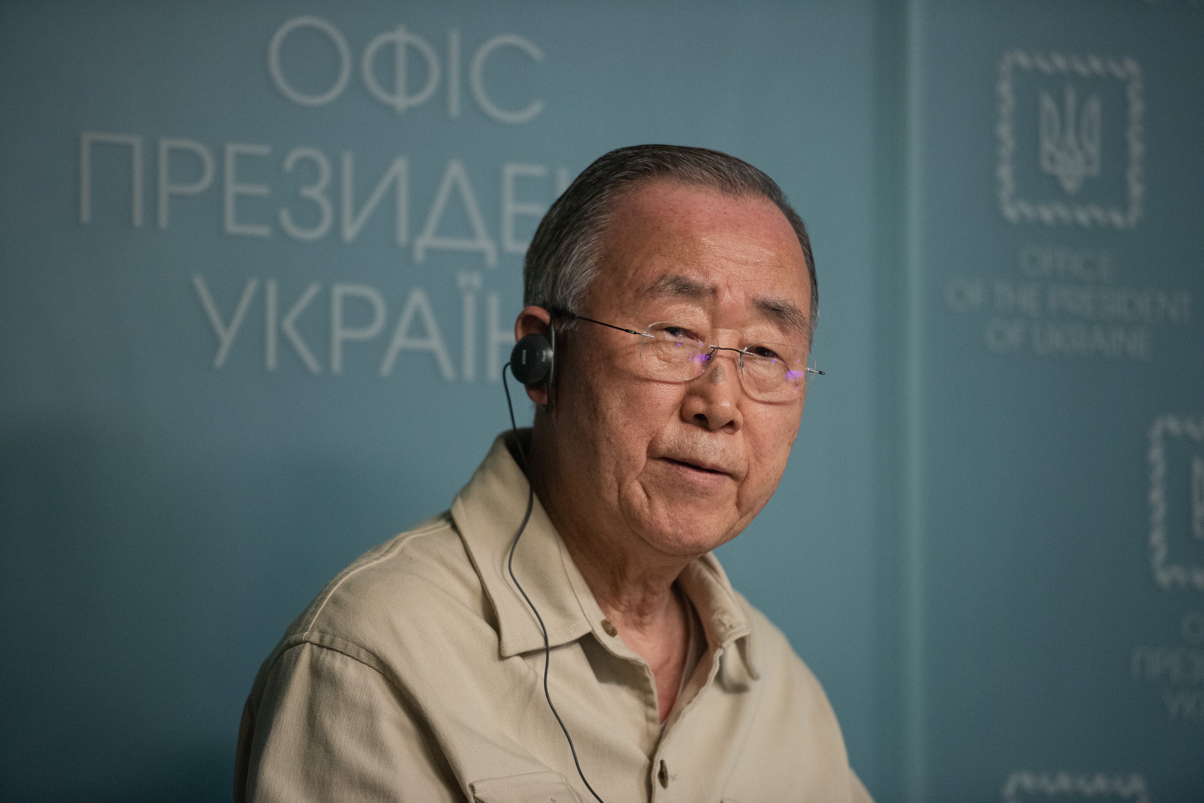 KIEV, UCRANIA - 16 DE AGOSTO: El exsecretario general de la ONU, Ban Ki-moon, es visto durante una conferencia de prensa conjunta con el jefe de la oficina del presidente de Ucrania, Andrii Yermak, y el expresidente de Colombia, Juan Manuel Santos, el 16 de agosto de 2022 en Kiev. , Ucrania. Ban Ki-moon visitó Kiev con el ex presidente de Colombia, Juan Manuel Santos, como miembro de un grupo independiente de altos líderes mundiales conocido como The Elders.