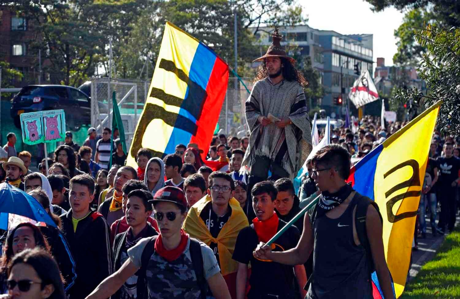 Papas explosivas y aturdidores sonaron en más de una ocasión. Así mismo, los agentes del Esmad accionaron en contra de los participantes de esta marcha.