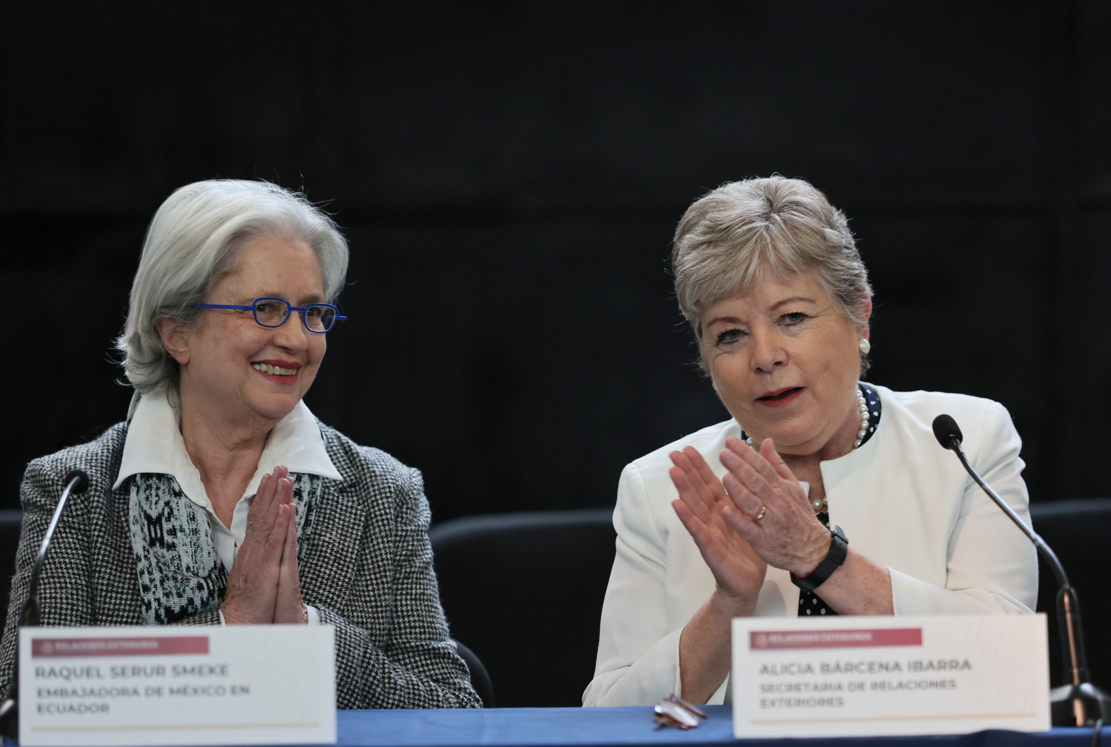 Raquel Serur, embajadora de México en Ecuador, a la izquierda, y Alicia Bárcena, Secretaria de Relaciones Exteriores de México, hacen un gesto durante una conferencia de prensa en el aeropuerto internacional de la Ciudad de México, México, el domingo 7 de abril de 2024.