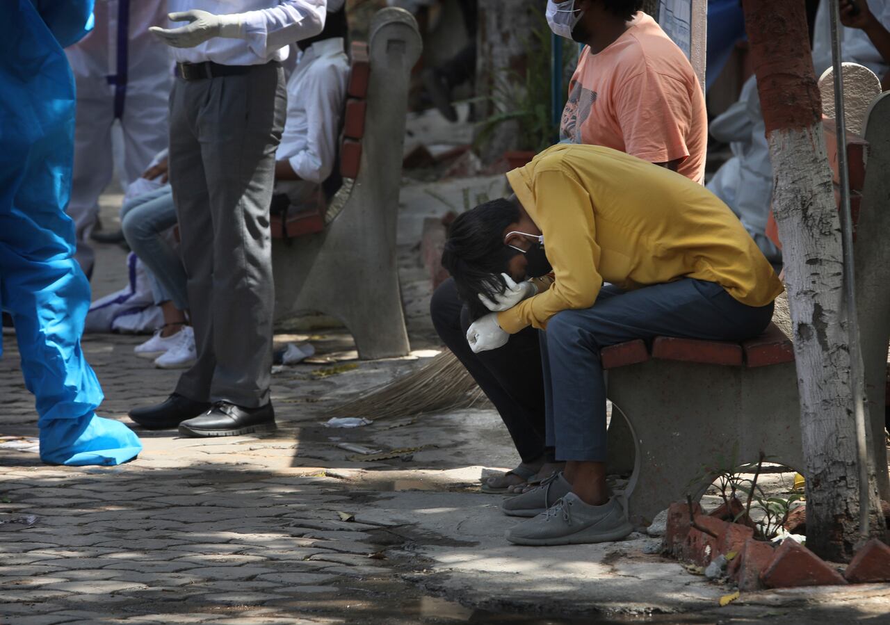 En esta foto un familiar de una persona que murió de COVID-19 reacciona durante la cremación, en Nueva Delhi, India. El sistema de salud de la India está colapsando bajo el peor aumento de infecciones por coronavirus que ha visto hasta ahora. El oxígeno médico es escaso. Las unidades de cuidados intensivos están llenas. (Foto AP / Manish Swarup, archivo)