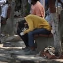 En esta foto un familiar de una persona que murió de COVID-19 reacciona durante la cremación, en Nueva Delhi, India. El sistema de salud de la India está colapsando bajo el peor aumento de infecciones por coronavirus que ha visto hasta ahora. El oxígeno médico es escaso. Las unidades de cuidados intensivos están llenas. (Foto AP / Manish Swarup, archivo)