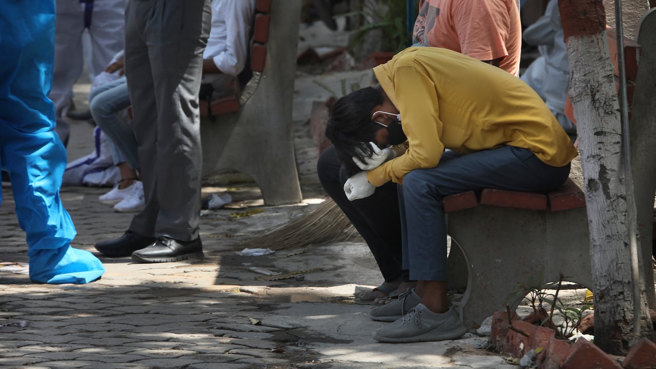 En esta foto un familiar de una persona que murió de COVID-19 reacciona durante la cremación, en Nueva Delhi, India. El sistema de salud de la India está colapsando bajo el peor aumento de infecciones por coronavirus que ha visto hasta ahora. El oxígeno médico es escaso. Las unidades de cuidados intensivos están llenas. (Foto AP / Manish Swarup, archivo)