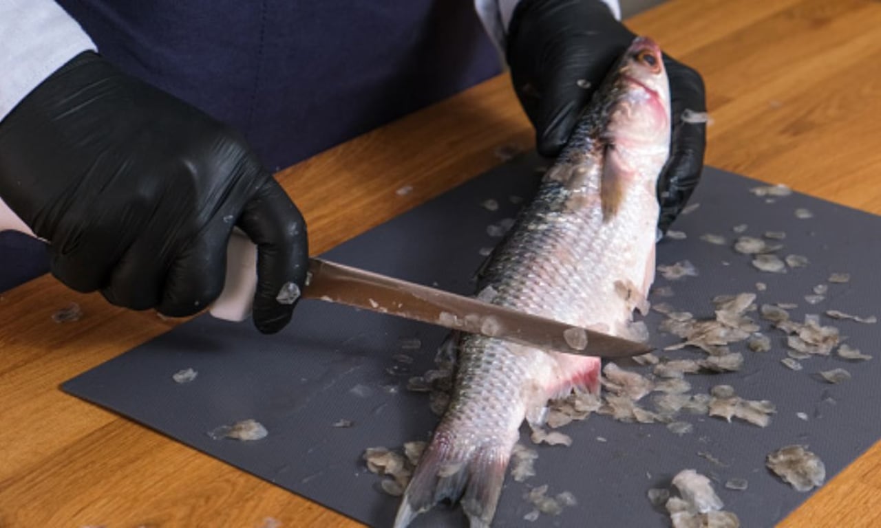 Así se puede descamar un pescado.