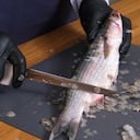 Así se puede descamar un pescado.