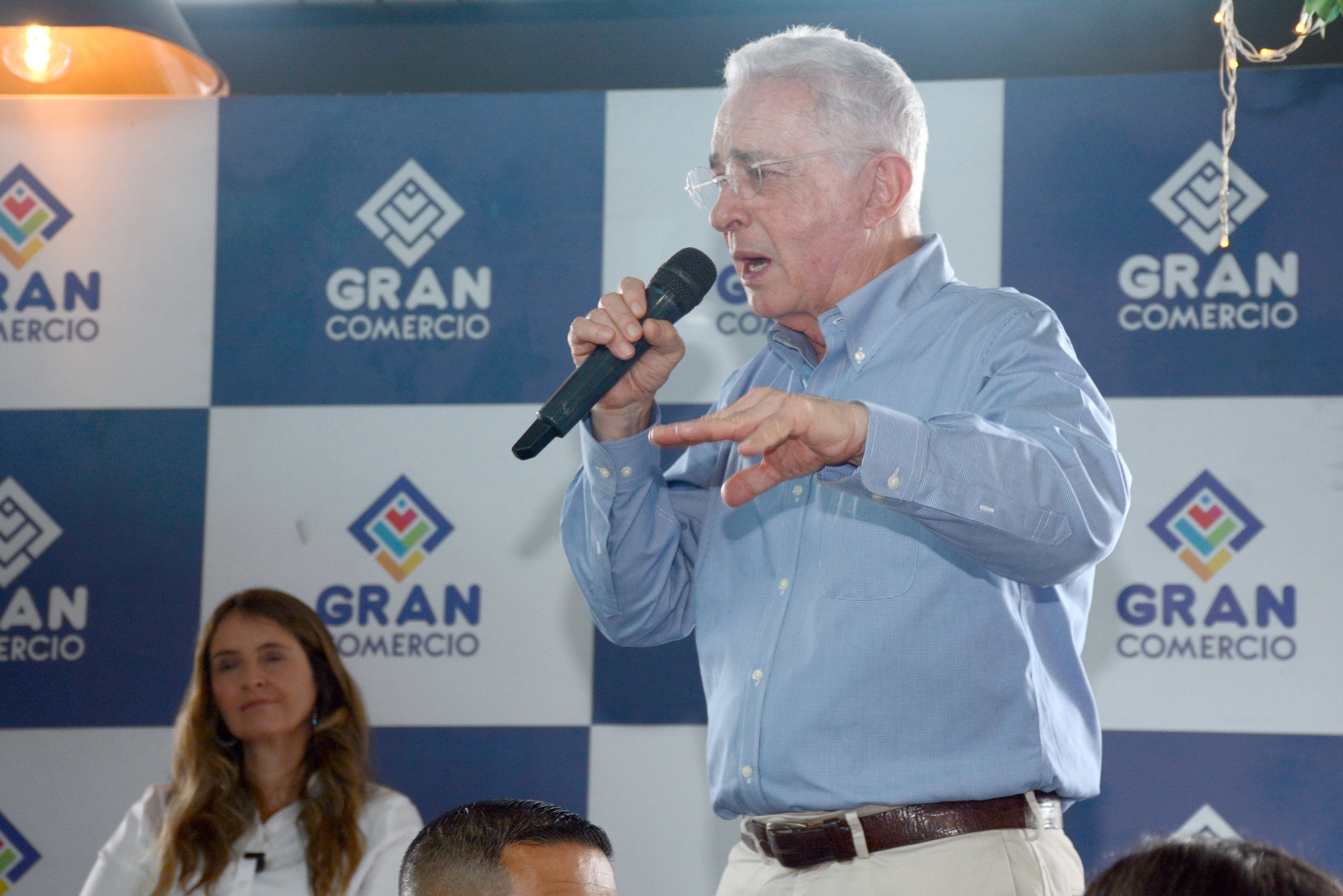 El líder del Centro Democrático, el expresidente Álvaro Uribe Vélez, llegó este martes a un centro comercial del centro de Cali, junto a la candidata presidencial de esa colectividad, Paloma Valencia. Foto: Jorge Orozco.