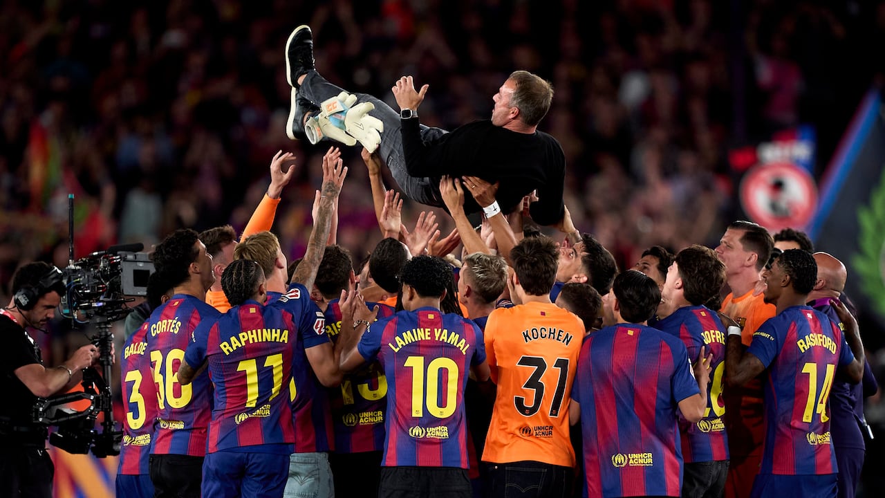 Jugadores del Barcelona celebran con Flick.