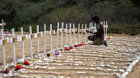 Un trabajador pinta tumbas para víctimas no identificadas del terremoto del 24 de junio en el cementerio La Esperanza, en Catia La Mar, estado La Guaira, al noreste de Caracas, el 5 de julio de 2026.