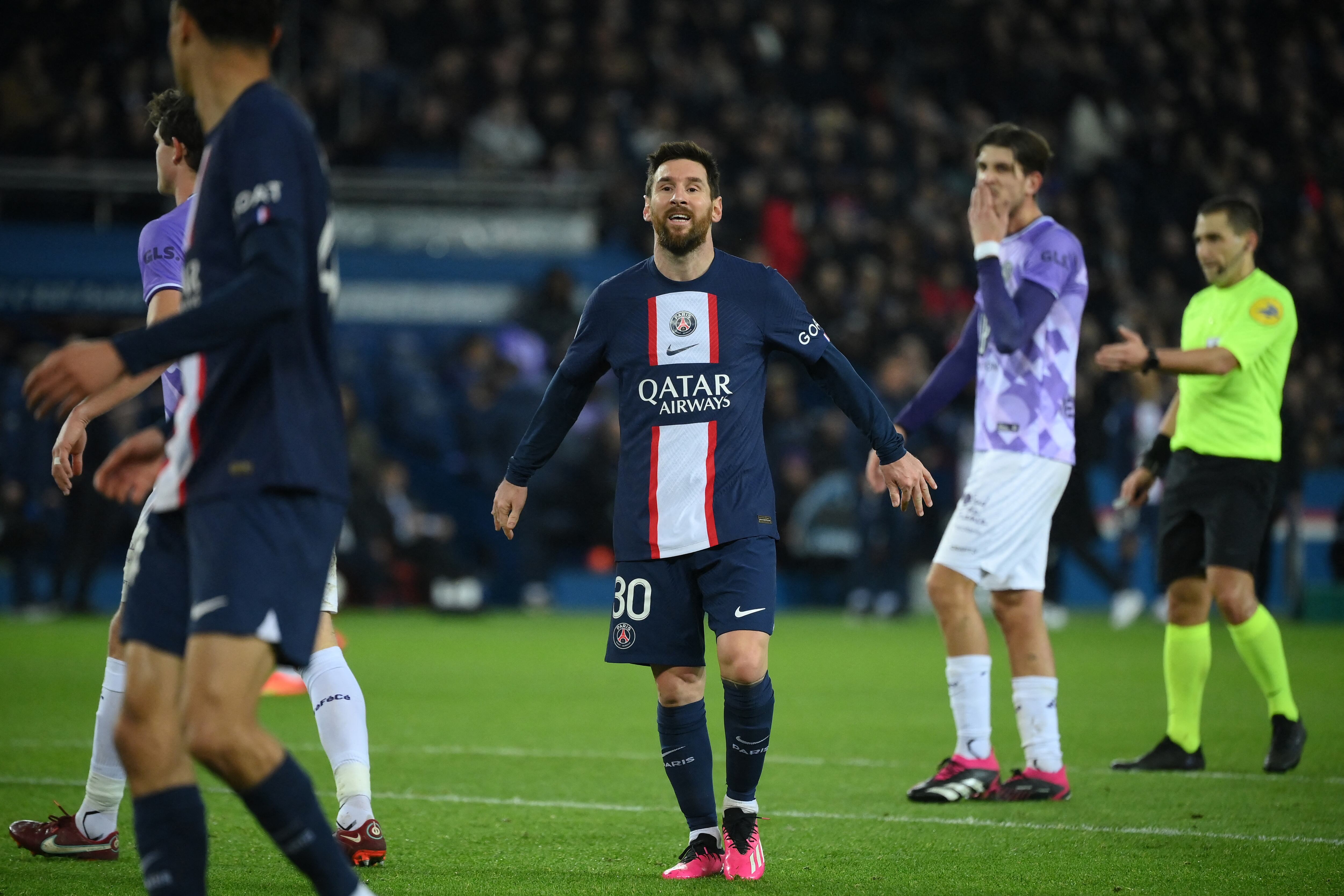 Lionel Messi estuvo en solitario en la delantera de PSG tras las lesiones de Neymar y Mbappé.