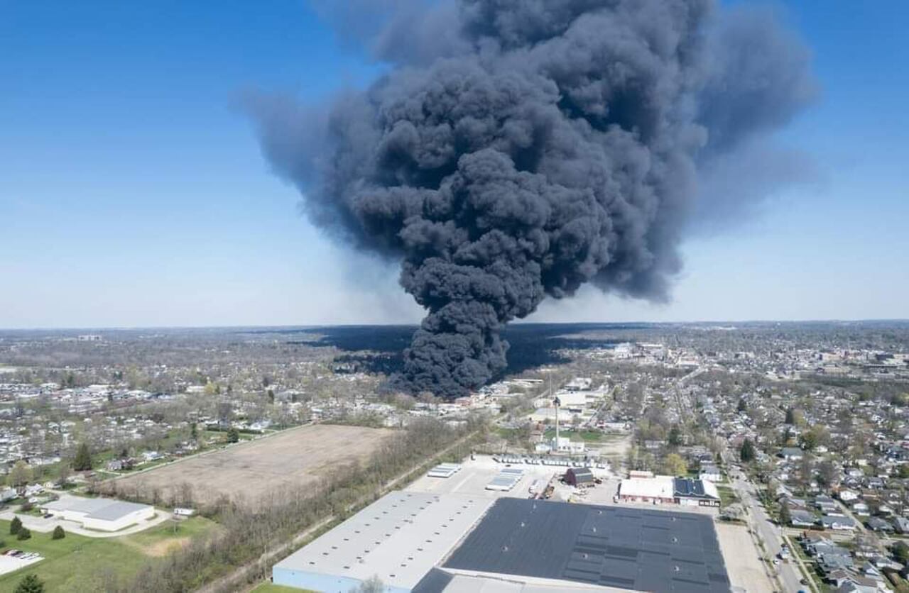 La planta emitió una nube de humo negro tóxico visible a diez kilómetros
