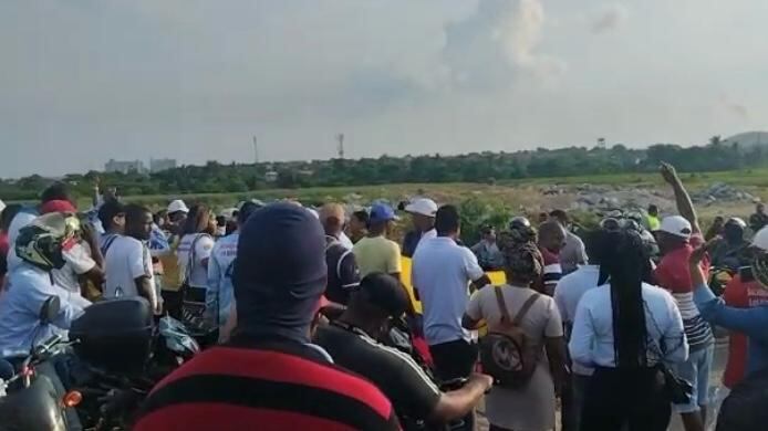 Decenas de personas bloquean la vía a Barú