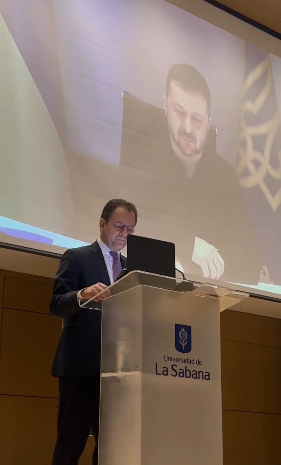 Rolando Roncancio, Rector de la Universidad de la Sabana da su discurso en el marco del diálogo virtual con el presidente de Ucrania