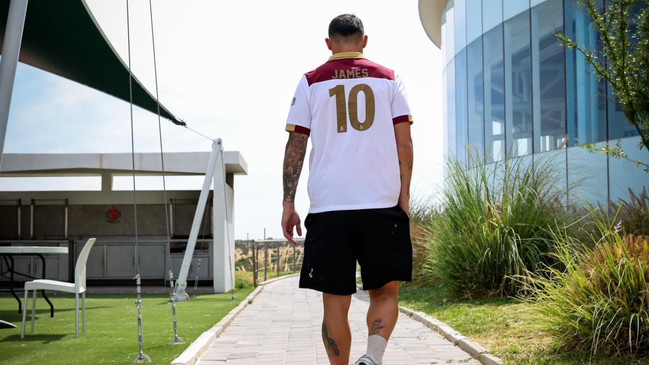 James Rodríguez con la camiseta del Deportes Tolima.
