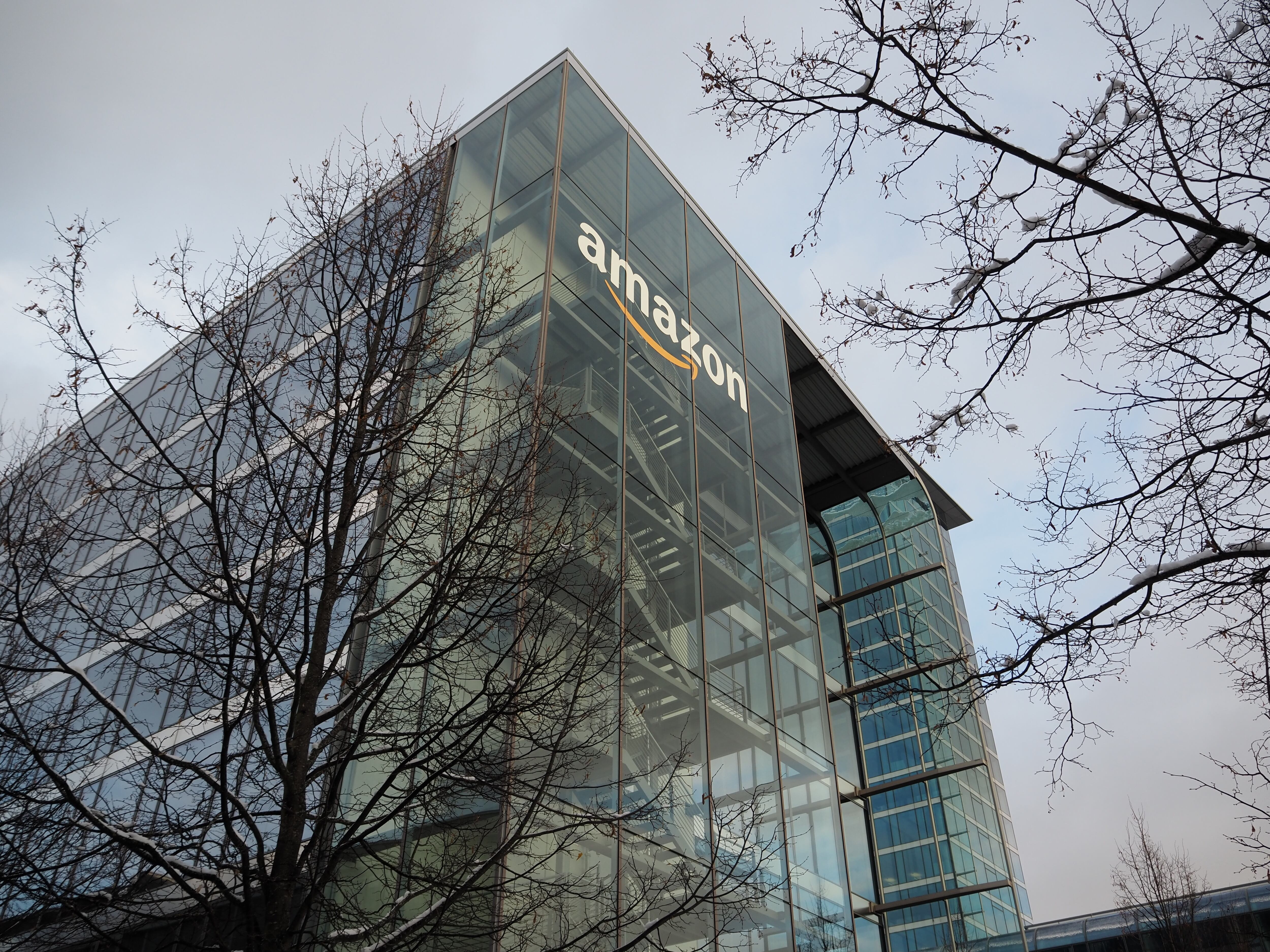 Se estima que los grandes centros de datos operan entre $10 y $25 millones de dólares anuales en mantenimiento, energía y personal.