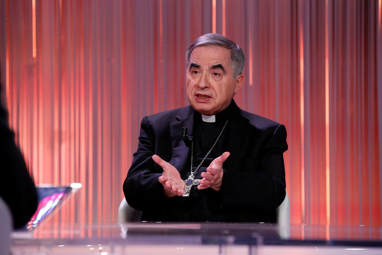 El cardenal Giovanni Angelo Becciu invitado del programa de televisión Cinque minuti.
