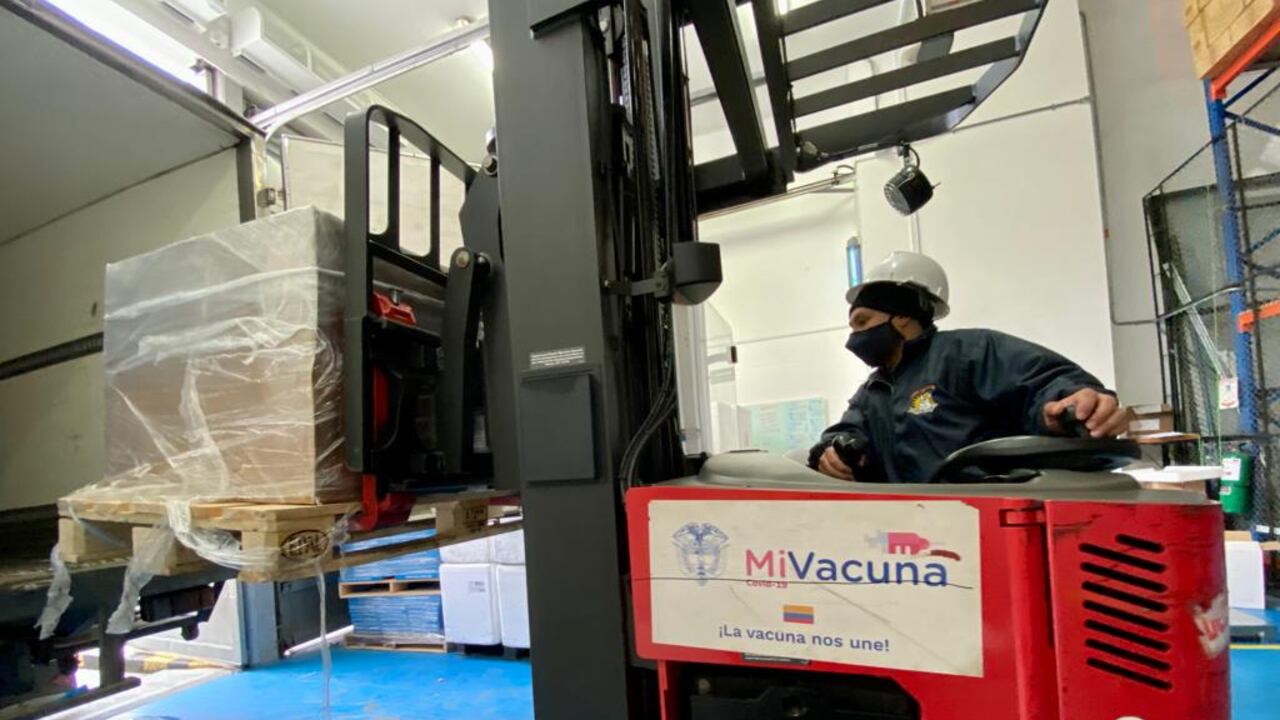 Este jueves, Colombia recibió más de 43.000 dosis de la vacuna de Moderna, en recambio por un lote que se venció antes de ser utilizado.