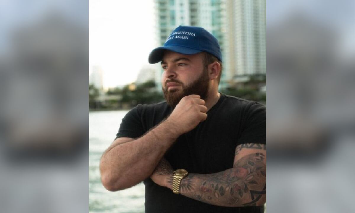 Mauro Stendel se muetra recurrentemente en sus redes sociales portando la referida gorra de "Make Argentina Great Again".