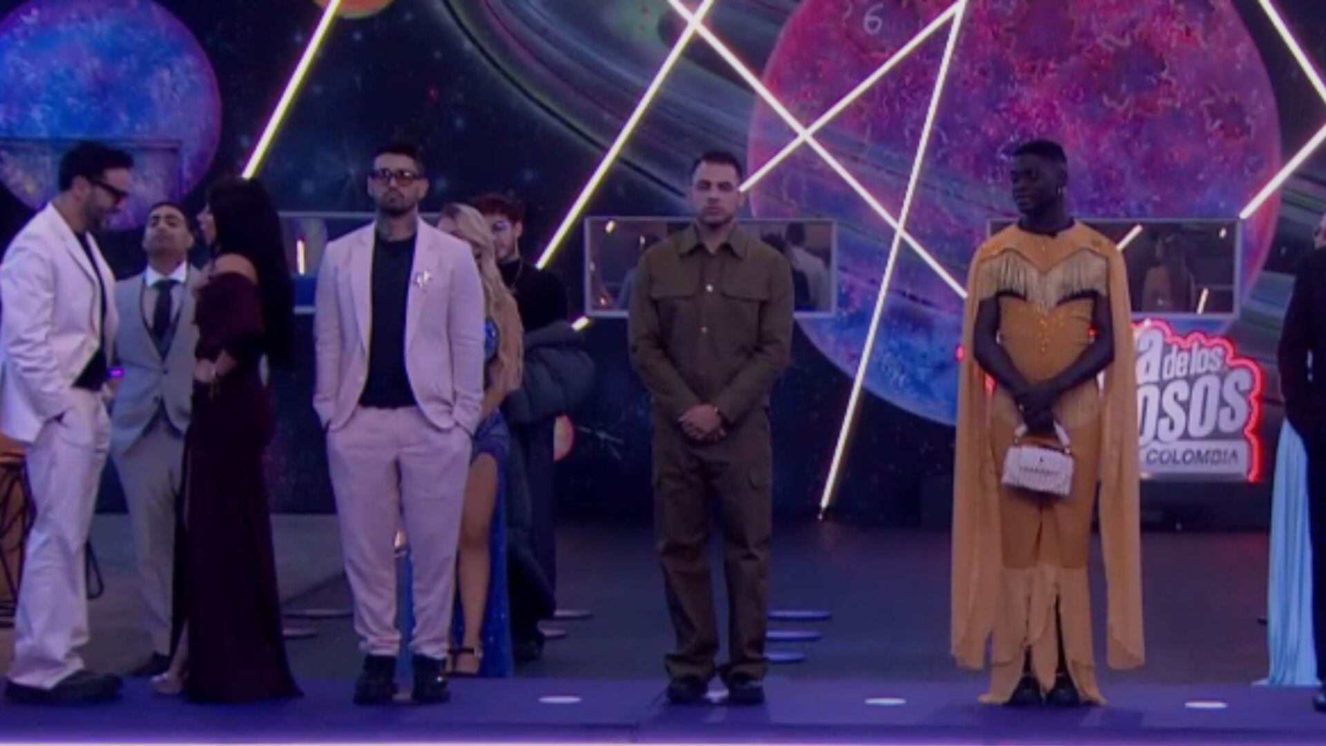 Los participantes de ‘La casa de los famosos Colombia’ atentos durante la dinámica de posicionamiento