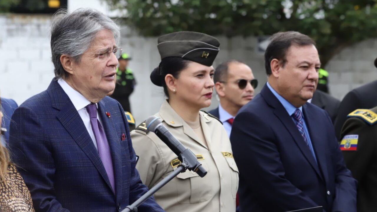 Guillermo Lasso, presidente de Ecuador, posesiona al nuevo ministro del Interior de su país, Juan Zapata