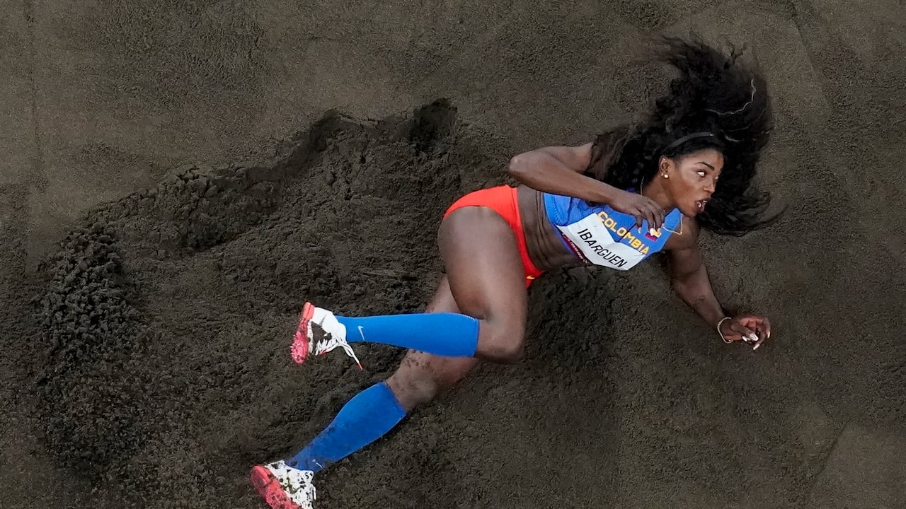 Caterine Ibarguen, de Colombia, compite en las rondas clasificatorias del triple salto femenino en los Juegos Olímpicos de Verano 2020, el viernes 30 de julio de 2021, en Tokio.